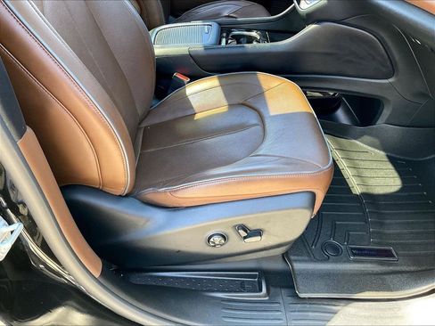 Used 2021 Chrysler Pacifica Limited AWD/4WD image 37