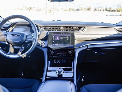 Certified 2025 Jeep Grand Cherokee Laredo X image 13