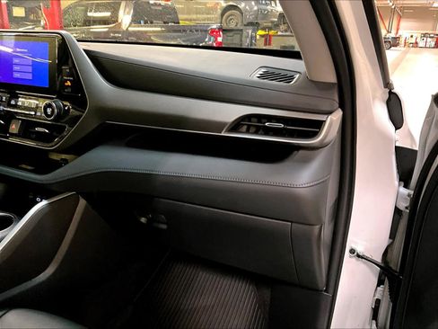 Used 2023 Toyota Highlander XLE image 13