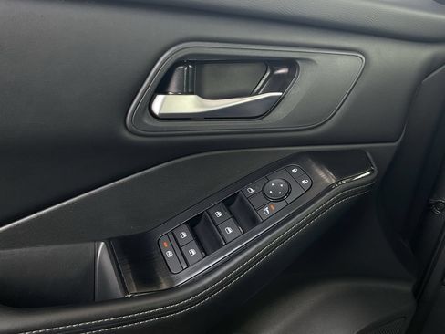 Used 2025 Nissan Rogue SV FWD image 18