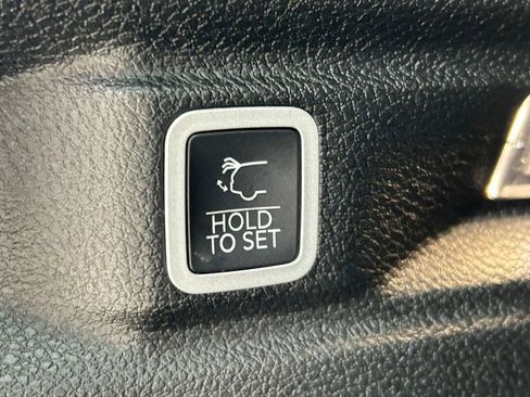 Used 2022 Jeep Grand Cherokee L Limited w/ Black Appearance Package image 17