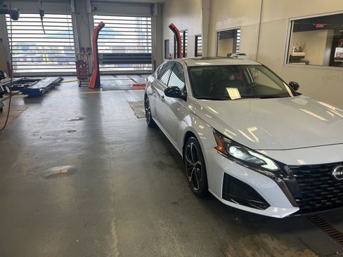 Used 2023 Nissan Altima 2.5 SR w/ SR Premium Package FWD image 1