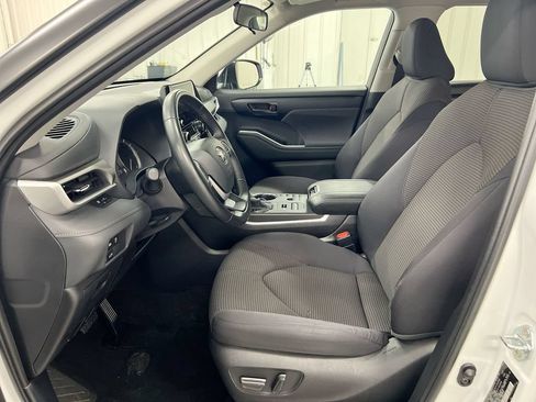 Used 2025 Toyota Highlander LE AWD/4WD image 20