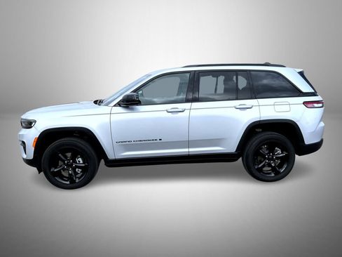 Used 2024 Jeep Grand Cherokee Altitude image 8