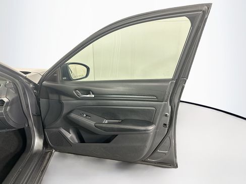 Used 2025 Nissan Altima 2.5 SV FWD image 29