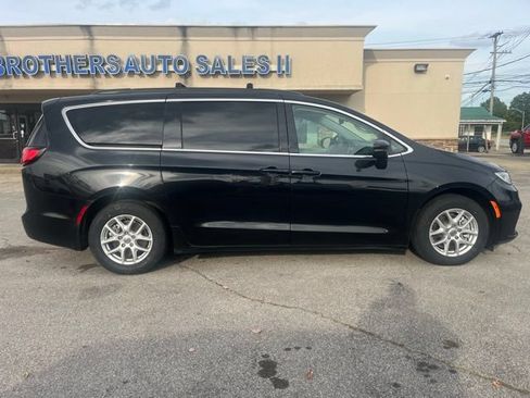 Used 2022 Chrysler Pacifica Touring-L FWD image 7