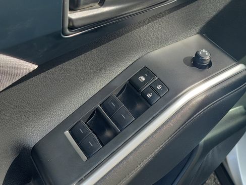 Used 2024 Toyota Highlander LE image 17