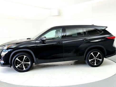 Used 2021 Toyota Highlander XSE AWD/4WD image 3