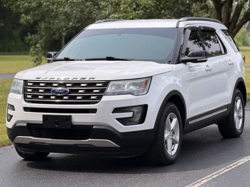 Used 2016 Ford Explorer XLT AWD/4WD image 1