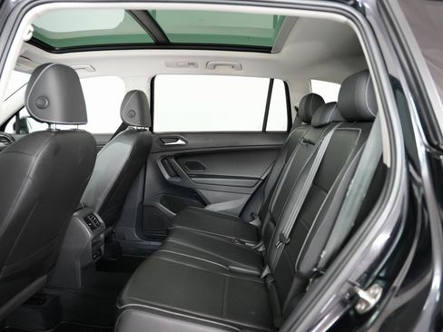 Used 2021 Volkswagen Tiguan SE w/ Panoramic Sunroof Package image 40