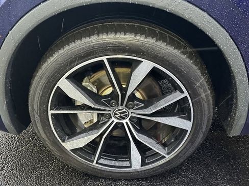 Certified 2022 Volkswagen Tiguan SEL R-Line image 9