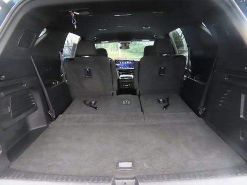 Used 2025 Chevrolet Traverse LT image 32