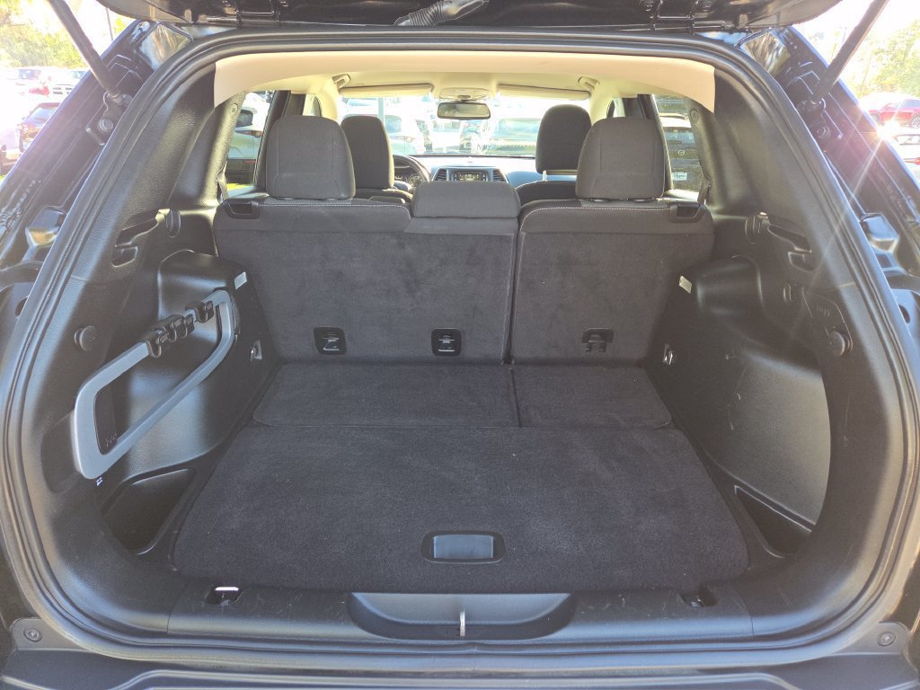 Used 2018 Jeep Cherokee Latitude w/ Altitude Package FWD image 8