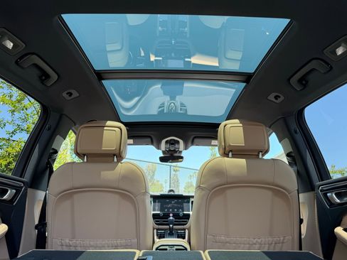 Used 2025 Porsche Macan image 36