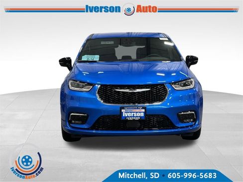 New 2026 Chrysler Pacifica Select image 2