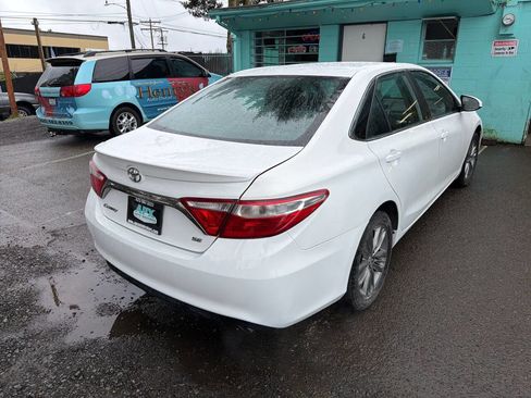 Used 2016 Toyota Camry SE image 3