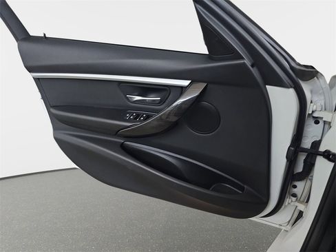 Used 2017 BMW 330e image 28