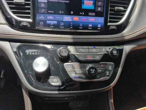Used 2026 Chrysler Pacifica Pinnacle FWD image 12
