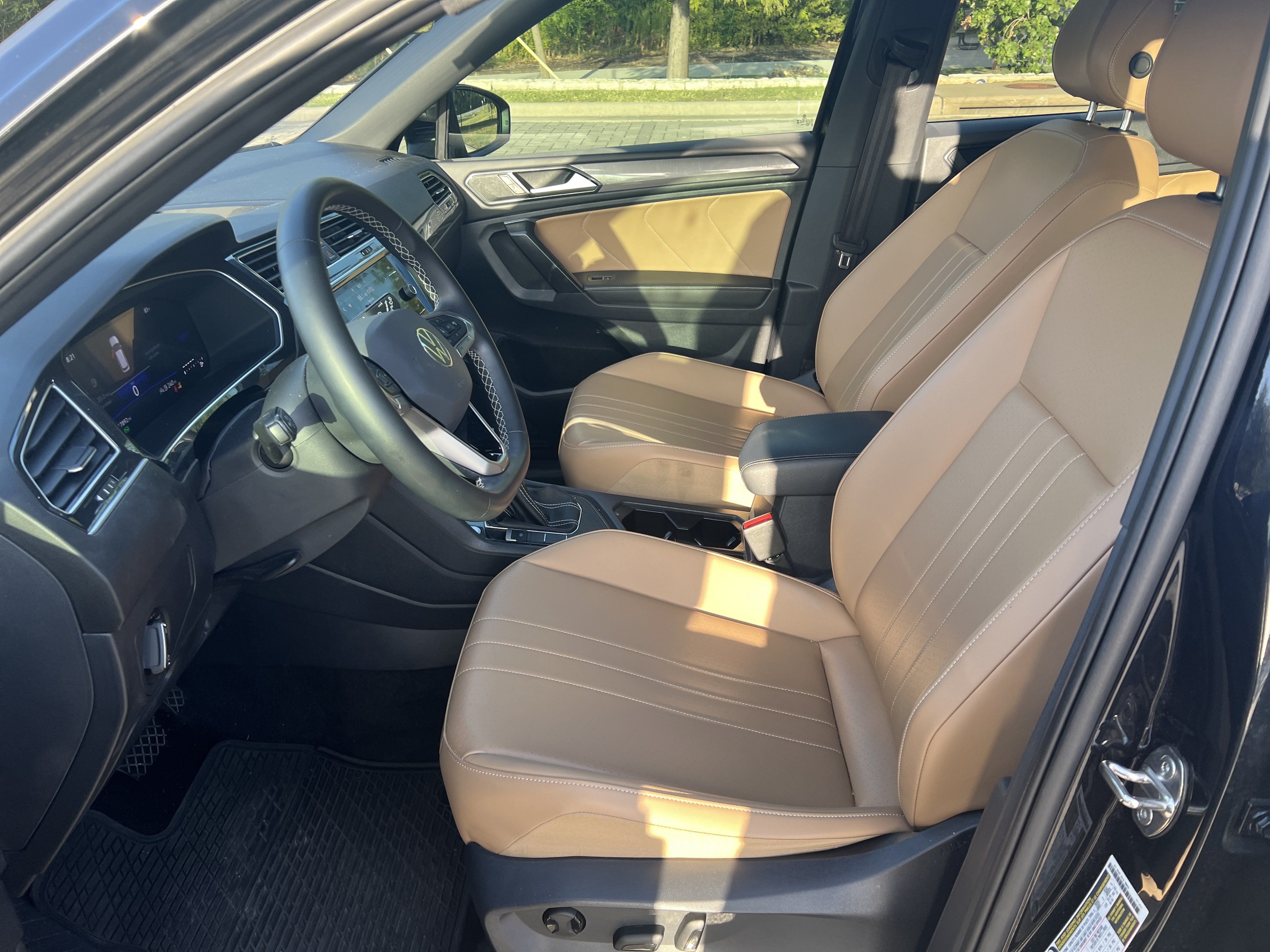 Used 2024 Volkswagen Tiguan SE w/ MDO Package, Three-Row FWD image 14