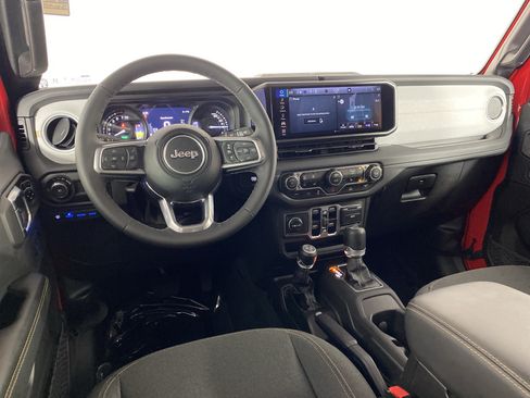 Used 2025 Jeep Wrangler Unlimited Sahara AWD/4WD image 18