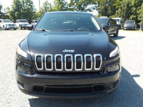 Used 2017 Jeep Cherokee Sport FWD image 8