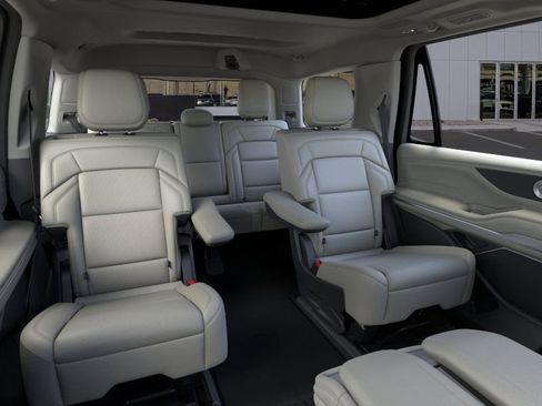 New 2025 Lincoln Navigator Reserve image 11