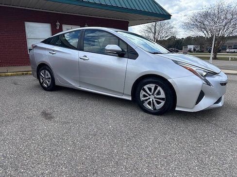 Used 2018 Toyota Prius Two 4dr Hatchback image 6