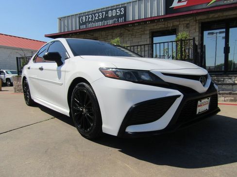 Used 2021 Toyota Camry SE FWD image 6