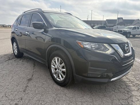 Used 2017 Nissan Rogue SV image 3