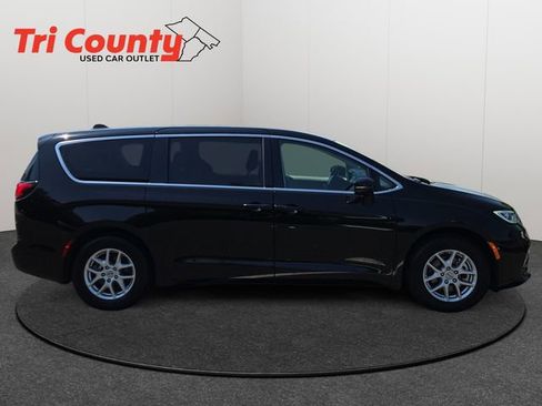 Used 2024 Chrysler Pacifica Touring-L FWD image 8