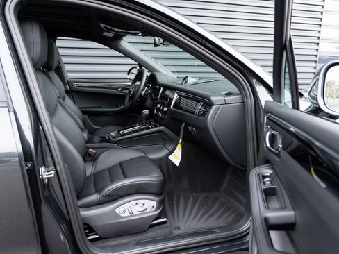 Certified 2026 Porsche Macan AWD/4WD image 34