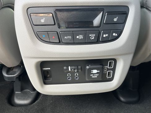 Used 2019 Honda Pilot Touring image 18