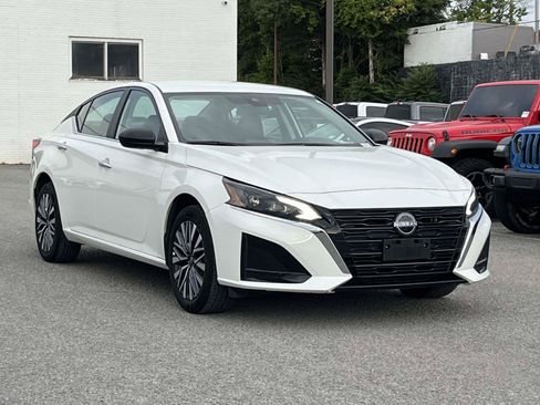 Used 2025 Nissan Altima 2.5 SV AWD/4WD image 1