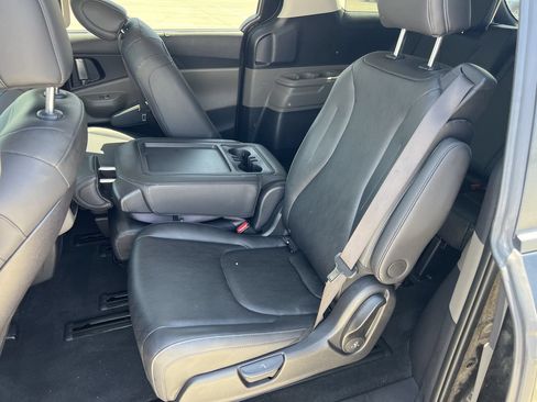 Used 2025 Kia Carnival EX FWD image 10