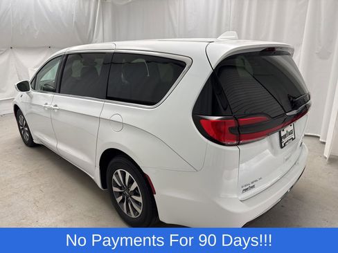 Used 2022 Chrysler Pacifica Touring-L image 5
