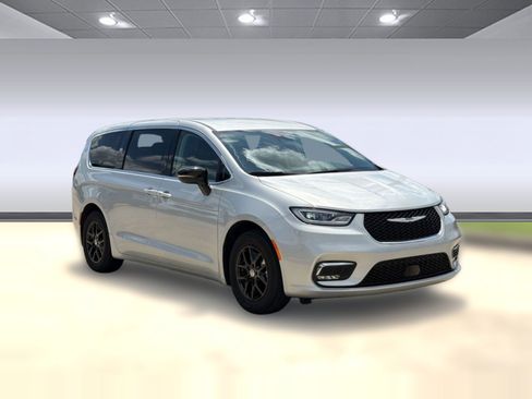 Used 2024 Chrysler Pacifica Touring-L FWD image 7