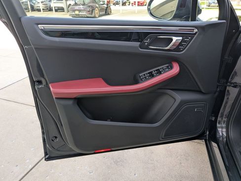 Certified 2025 Porsche Macan image 13