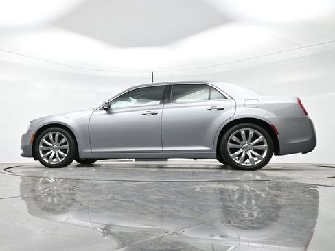Used 2018 Chrysler 300 Limited w/ Safetytec Plus Group image 30