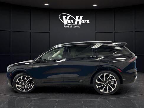 Used 2025 Lincoln Nautilus Black Label AWD/4WD image 4