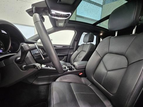 Certified 2025 Porsche Macan image 5