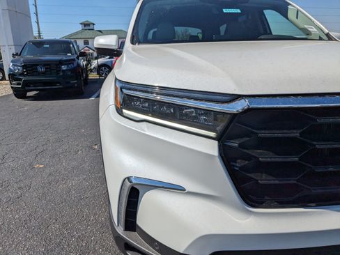 New 2025 Honda Pilot Touring image 10