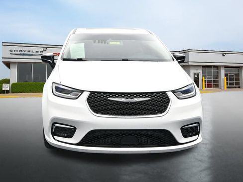 Used 2024 Chrysler Pacifica Limited w/ Uconnect Theater Family Group FWD image 8