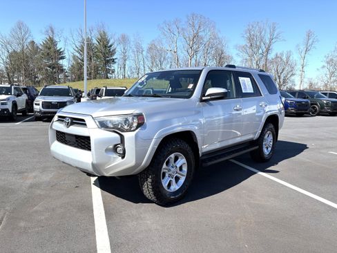 Used 2024 Toyota 4Runner SR5 image 3