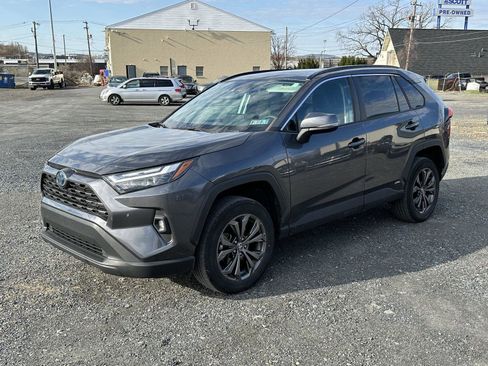 Used 2023 Toyota RAV4 XLE Premium image 4