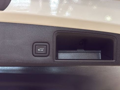 Used 2023 GMC Terrain SLE w/ Driver Convenience Package image 17