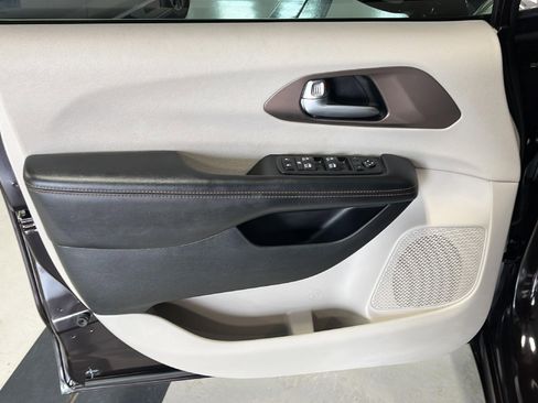 Used 2018 Chrysler Pacifica Touring-L Plus w/ Advanced Safetytec Group image 10