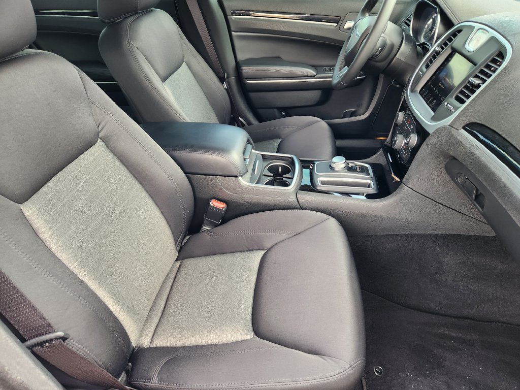 Used 2023 Chrysler 300 Touring w/ Sport Appearance Package RWD image 17