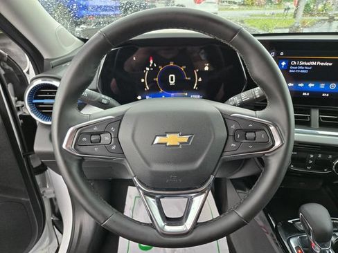 Used 2025 Chevrolet Trax LT w/ LT Convenience Package FWD image 34