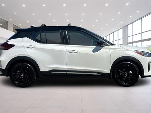 Used 2021 Nissan Kicks SR w/ SR Premium Package FWD image 3