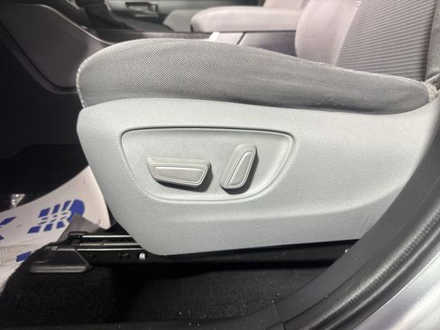Used 2020 Toyota Highlander L AWD/4WD image 14